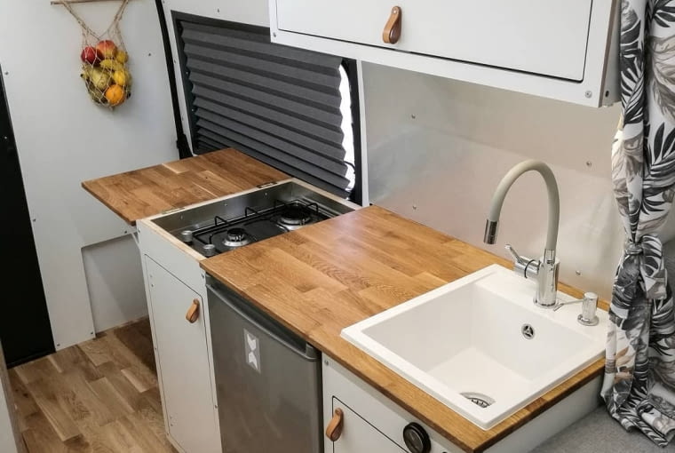 Pełnowymiarowy zlew i duży blat roboczy to podstawa