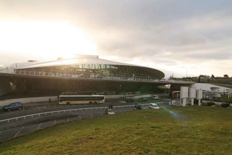 Układ zabudowy został tak zaprojektowany, aby nic nie zaburzało widoków na rzeźbiarski terminal Calatravy. Architekt bowiem pochował wszelkie pomocnicze budynki. Najciekawszy jest 4-kondygnacyjny parking, który został przykryty zielona skarpą, jedynie szklany świetlik zdradza jego istnienie. architektura, top 10, hiszpania, frank gehry, bilbao, budynek