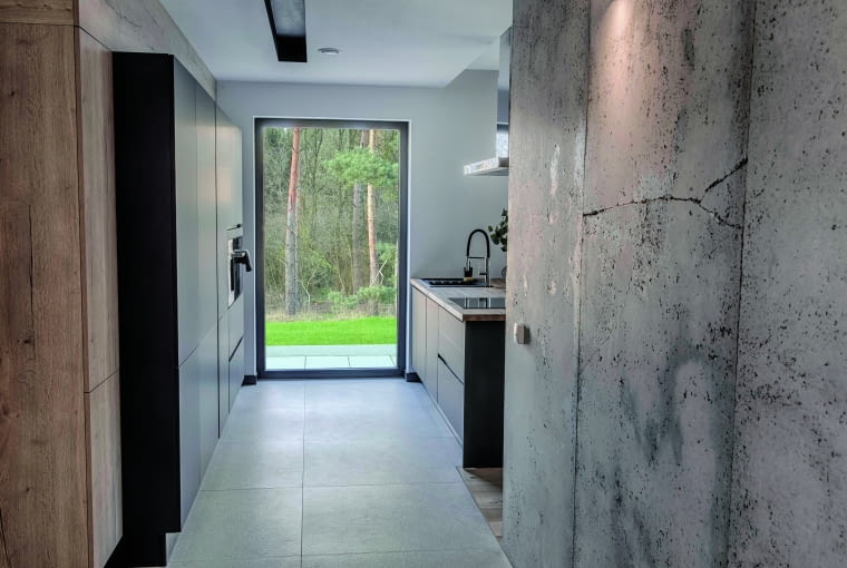 Kuchenne płyty z betonu architektonicznego (jego fragment widzimy po prawej stronie) wykonano na zamówienie, ale montowali je sami inwestorzy