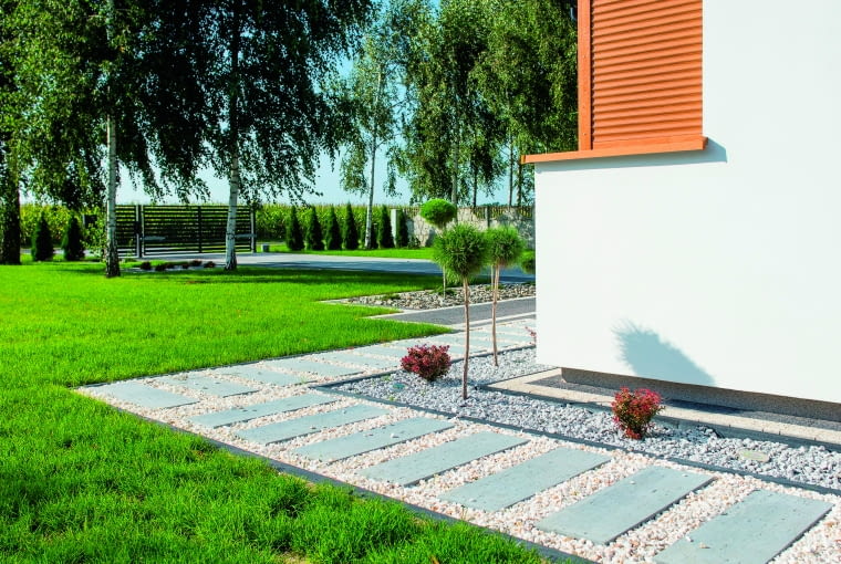 Do opaski w formule step by step najlepiej nadają się płyty o znacznych rozmiarach i sporej szerokości. Jeśli chodzi o kolorystykę, to polecane są odcienie szarości