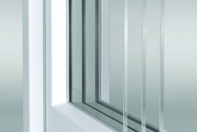 Propozycja 1. System: Ideal 7000 AS Plus, profil sześciokomorowy o głębokości zabudowy 85 mm, z dwoma uszczelkami; listwa podparapetowa z piankową taśmą Kolor: biały Pakiet szybowy: energooszczędny dwukomorowy; Ug = 0,5 W/(m2K), g = 50%, Lt = 72%; mikrowentylacja, podnośnik skrzydła w kwaterach RU, klamki aluminiowe białe; Uw = 0,81-1,06 W/(m2K) Cena: 5900 zł