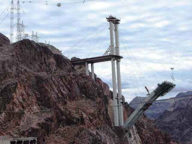 Most Hoover Dam Bypass w USA zostanie ukończony w listopadzie 2010 roku. Odciąży od ruchu samochodowego znajdującą się pół kilometra dalej Zaporę Hoovera konstrukcja, beton, ameryka, usa, most