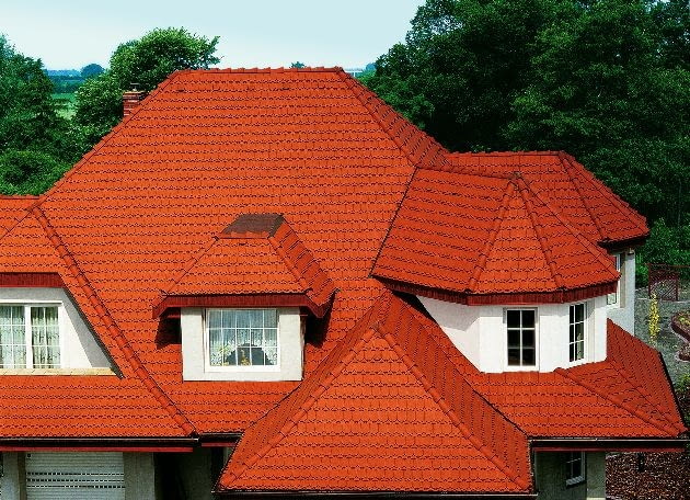 Dachówki ceramiczne szczególnie efektownie prezentują się na dużych, wielopołaciowych dachach