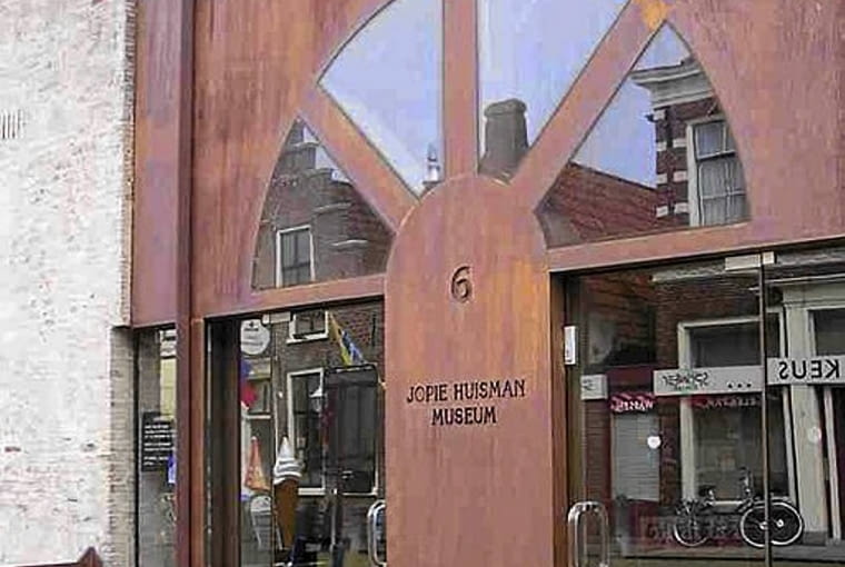 Fasada budynku wykonana z Cor-Tenu i szkła.