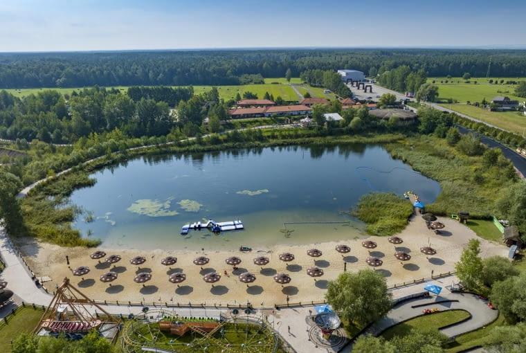 Podpis: Kąpielisko – czysta woda i rozległa piaszczysta plaża wyposażona w parasole i leżaki