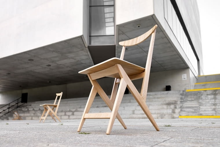 Krzesło Kowalskiego Krzesło, ostatni element słynnej meblościanki Kowalskich w końcu zostało zrealizowane