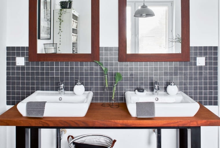 Łazienka powstała w miejscu, które deweloper przeznaczył na pokój dla dziecka. Płytki są z Opoczna.