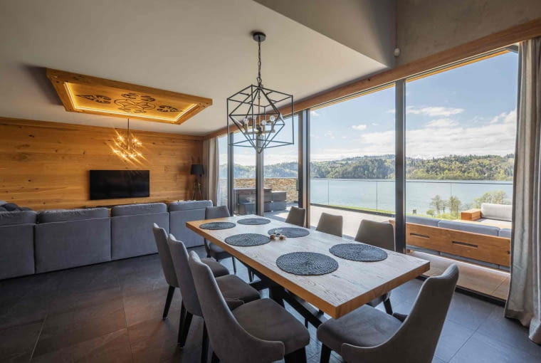 Decydując się na zakup konkretnego rodzaju drzwi tarasowych, warto wziąć pod uwagę szerokość przeszklenia oraz ściany, na której będą się znajdować