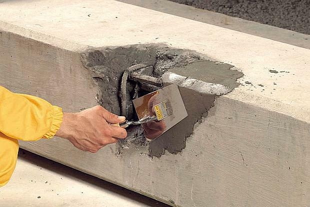 Cement montażowy wiąże w ciągu ok. 5 minut. Przygotowuje się go więc małymi porcjami i nakłada mocno dociskając do podłoża schody betonowe, renowacja schodów