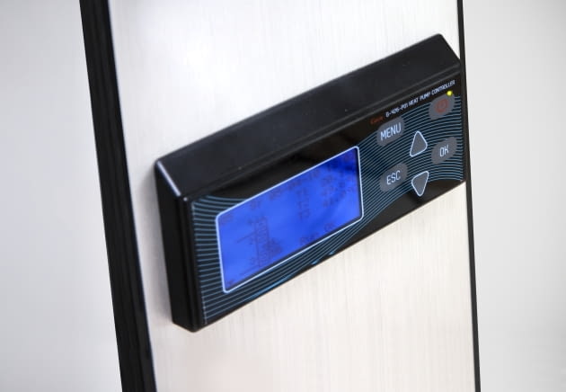 Gdy na zewnątrz jest bardzo zimno, sterownik pompy ciepła zapewnia uruchomienie dodatkowego źródła do podgrzewania wody Gdy na zewnątrz jest bardzo zimno, sterownik pompy ciepła zapewnia uruchomienie dodatkowego źródła do podgrzewania wody