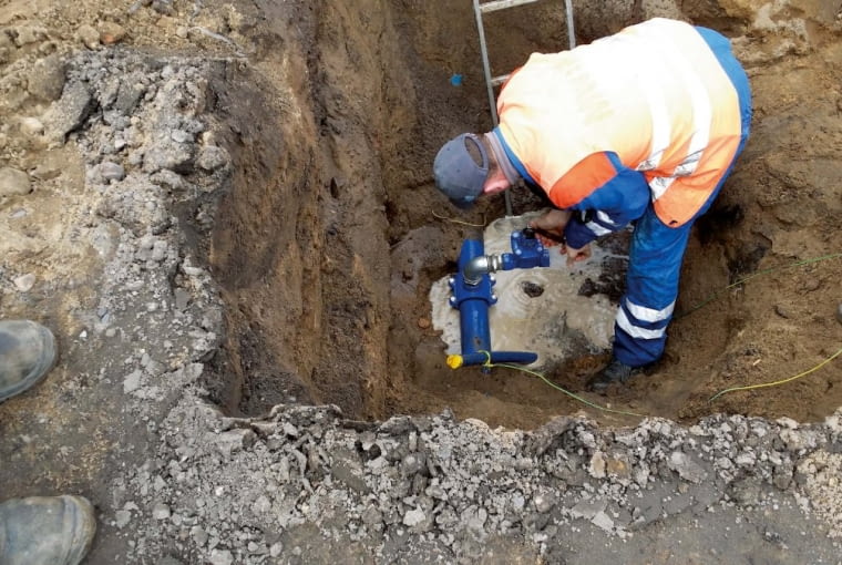 Zgodnie z przepisami za budowę i utrzymanie urządzeń wodociągowych oraz sieci odpowiada przedsiębiorstwo zaopatrujące dany teren w wodę Zgodnie z przepisami za budowę i utrzymanie urządzeń wodociągowych oraz sieci odpowiada przedsiębiorstwo zaopatrujące dany teren w wodę