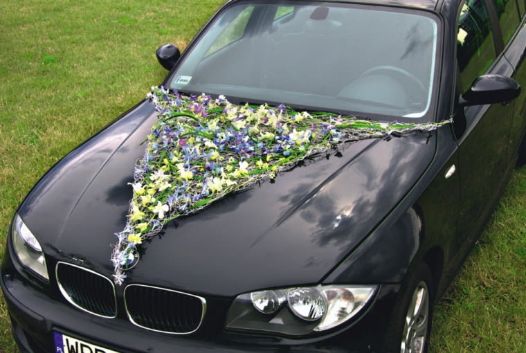 Samochód do ślubu - dekoracja "trójkątna" 19.06.2011 WARSZAWA SESJA BUKIETY DEKORACJE SLUBNE SAMOCHODOW KOMPOZYCJE DEKORACJE SZKOLA EWY SKUTNIK DLA CZASOPISMA BUKIETY FOT. ARKADIUSZ SCICHOCKI / AGENCJA GAZETA