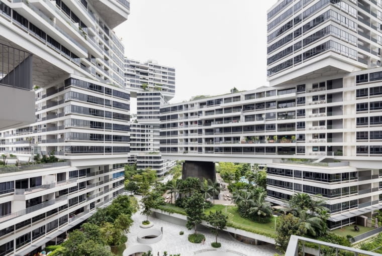 Interlace: apartamentowiec w Singapurze zaprojektowany przez OMA i Ole Sheerena. Wertykalna wioska złożona z 31 bloków poukładanych na sobie niczym klocki wokół zielonych dziedzińców.