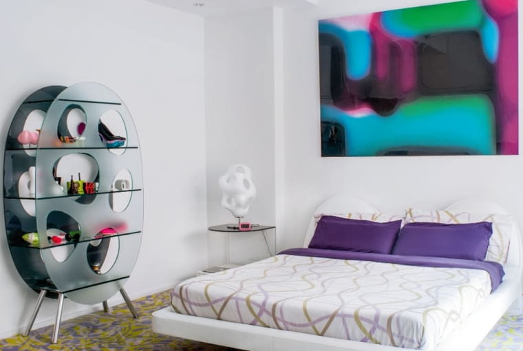 W sypialni designer pozwolił sobie na sentymentalizm: na futurystycznym regale Lotus (Tonelli) miniatury ulubionych projektów. Łóżko Twee (Valdichienti), lampka Bokka (Kundalini) - wszystkie autorstwa gospodarza, obraz Petera Zimmermana. wnętrza, karim rashid, design