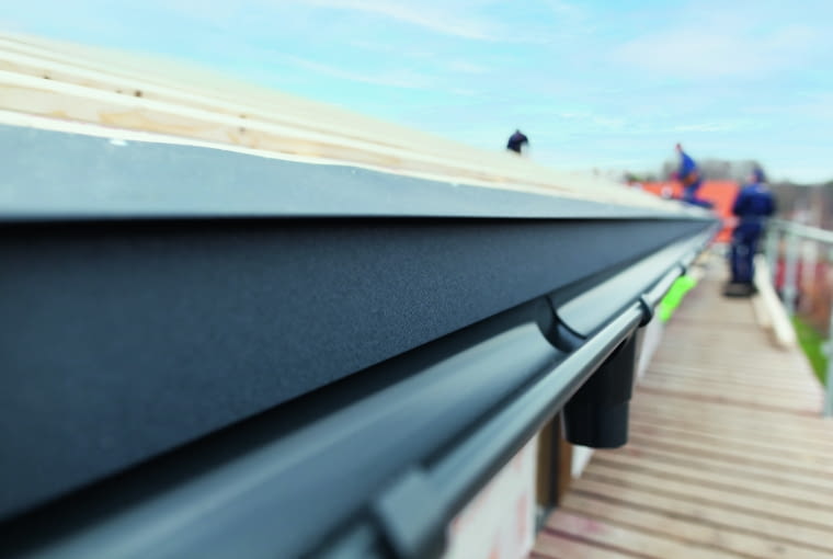 Okap wykańcza się obróbką, zwaną blachą okapową, której zewnętrzna, dolna krawędź powinna być wygięta w kształcie kapinosa (łzawika), po którym spływa woda