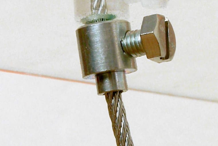 SZKLANA POLKA ZAWIESZENIE I UMOCOWANIE FOT. PIOTR ANTONOW PUBLIKACJA CZTERY KATY NR 6 (152) - 6.2004 SLOWA KLUCZOWE: MAJSTERKOWANIE ZDJĘCIE DO WKŁADKI: PUBLIKACJA CZTERY KATY NR 6 (152) - 6.2004