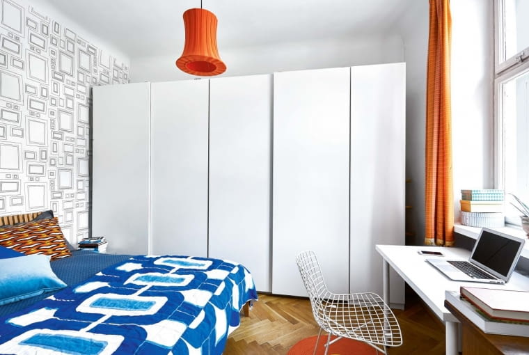 STONOWANĄ SYPIALNIĘ urozmaicają kolorowe akcenty: lampa z IKEA, narzuta z Nap, zasłony uszyte z tkaniny kupionej przed laty w Cepelii. Tapeta jest marki Graham & Brown.