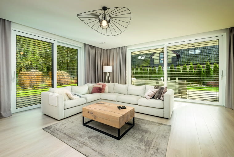 Połączenie nowoczesnej technologii produkcji okien z codzienną wygodą podnosi standard naszego życia oraz wspiera zrównoważony rozwój i komfort w każdej przestrzeni