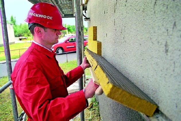 Izolacja termiczna z wełny mineralnej będzie droższa, ale za to niepalna budowa domu, ocieplenie ścian zewnętrznych, ocieplenie domu, wełna mineralna, ocieplenie wełną mineralną