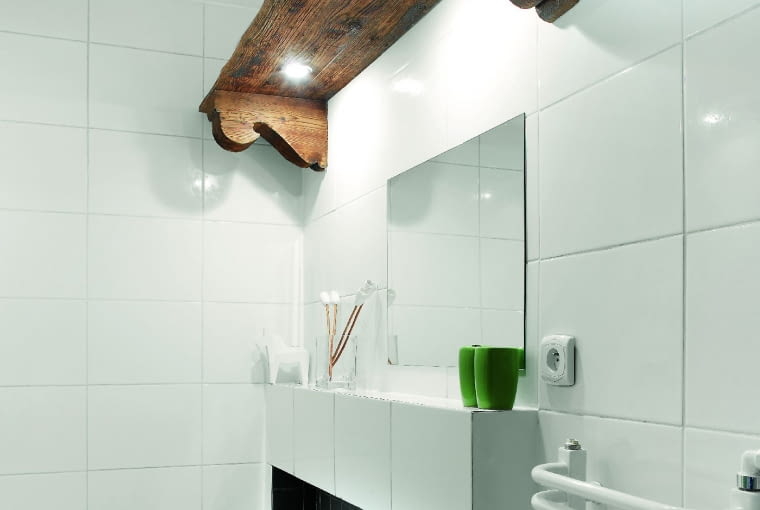 ŁAZIENKĘ zaprojektował syn gospodarzy, architekt. Jedynym góralskim akcentem jest tu drewniana półka starannie wyczyszczona w solnej kąpieli. Pod nią zamontowano oświetlenie