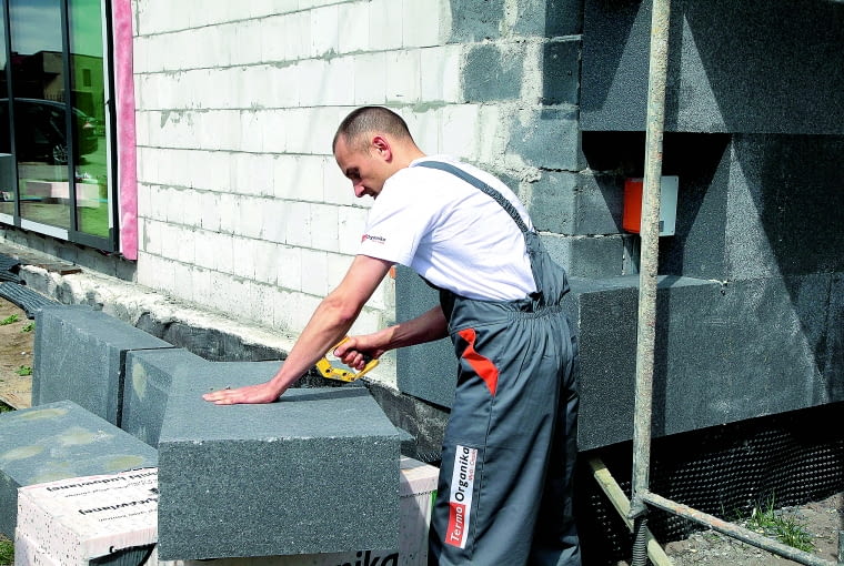 Kompleksowe ocieplenie budynków grubą warstwą izolacji oznacza nie tylko oszczędności na ogrzewaniu, ale też działania antysmogowe
