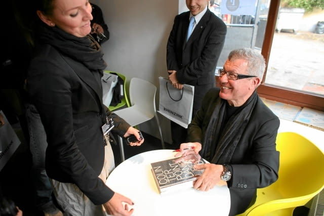 22.10.2009 LODZ , SWIATOWEJ SLAWY ARCHITEKT , AUTOR PROJEKTU MUZEUM HOLOKAUSTU W BERLINIE DANIEL LIBESKIND PODPISUJE SWOJA KSIAZKE W LODZ ART CENTER . ARTYSTA BYL GOSCIEM FESTIWALU