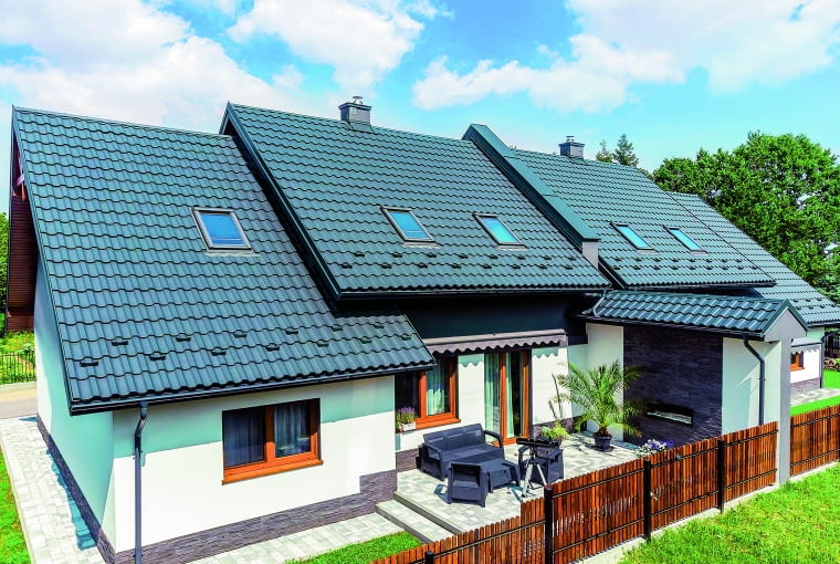 Producenci blachodachówek oferują swoje wyroby w wielu kolorach, dzięki czemu blaszane pokrycia odnajdą się w każdym stylu