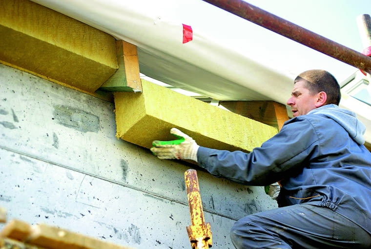 Podczas ocieplania domu nie można pominąć zaizolowania murłaty. W tym miejscu warstwa  izolacji termicznej dachu musi łączyć się z izolacją termiczną ścian zewnętrznych