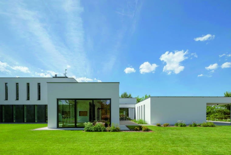 Dachy płaskie w obecnych czasach przeżywają renesans   i mają szerokie grono zwolenników. Spowodowane jest to  głównie rozwojem technologii i materiałów budowlanych,  pozwalających wykonywać tego typu pokrycia dachowe   w sposób trwały i bezawaryjny