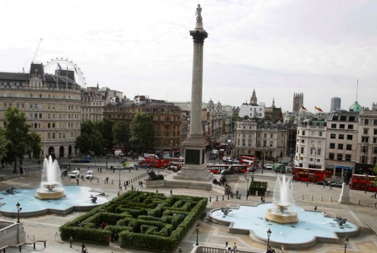 Zielony labirynt na Trafalgar Square w Londynie