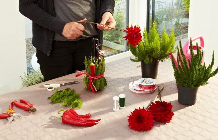 Kwiatowa dekoracja z butelką i wrzoścami Kwiatowa dekoracja z butelką i wrzoścami