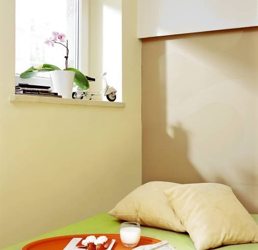 W sypialni zamiast łóżka - materac położony na podłodze. Za szafkę nocną służy okienny parapet. Górną część ściany za materacem obudowa-no płytą gipsowo-kartonową, za którą ukryto halogeny.