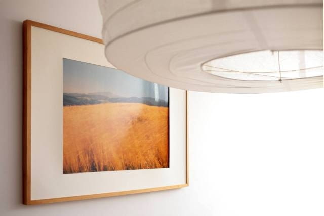 PO ZMIANIE. Abażur lampy jest nowym nabytkiem. Poprzedni, zrobiony z tworzywa sztucznego, dawał nieprzyjemnie zimne, niemal laboratoryjne, światło. Nowy jest z papieru i łagodnie je rozprasza. Dzięki temu wieczorem w sypialni panuje bardziej nastrojowa atmosfera. METAMORFOZA PROPOZYCJA