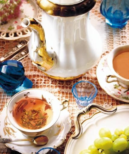 PORCELANA BEZ SKAZY. Szkliwiona porcelana używana przez wiele lat najczęściej nie wygląda nieskazitelnie. Na naczyniach, zwłaszcza w miejscach drobnych pęknięć i zarysowań, pojawiają się przebarwienia, wapienny osad, który powstaje na skutek wielokrotnego mycia w twardej wodzie, oraz tzw. wysolenia - białe kryształki tworzące się pod wpływem wilgoci. PORCELANA BEZ SKAZY. Szkliwiona porcelana używana przez wiele lat najczęściej nie wygląda nieskazitelnie. Na naczyniach, zwłaszcza w miejscach drobnych pęknięć i zarysowań, pojawiają się przebarwienia, wapienny osad, który powstaje na skutek wielokrotnego mycia w twardej wodzie, oraz tzw. wysolenia - białe kryształki tworzące się pod wpływem wilgoci.