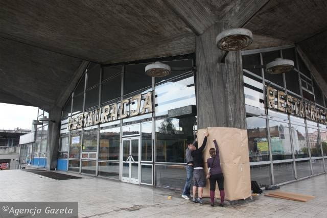 Grupa Napraw Sobie Miasto pakuje kielich dla Tomasza Koniora - pierwszego architekta, który symbolicznie kupił kielich 19.08.2010 KATOWICE , CZLONKOWIE STOWARZYSZENIA MOJE MIASTO PAKUJA I ADRESUJA DO TOMASZA KONIORA KIELICH DWORCA PKP W PROTESCIE PRZECIWKO JEGO WYBURZENIU FOT. PRZEMYSLAW JENDROSKA / AGENCJA GAZETA
