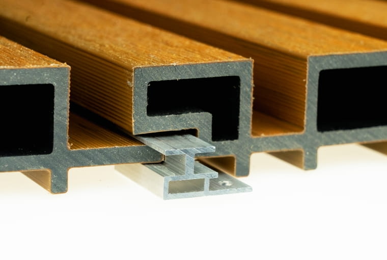 Konstrukcja desek kompozytowych sprzyja prawidłowej wentylacji elewacji, montaż na klipsy zaś pozwala uniknąć widocznych łączeń i skutecznie kompensuje zmiany wymiarów