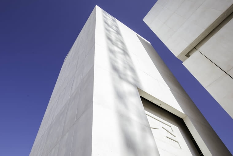 Fasada budynku i wieża kinowa Muzeum Sztuki Nowoczesnej w Warszawie