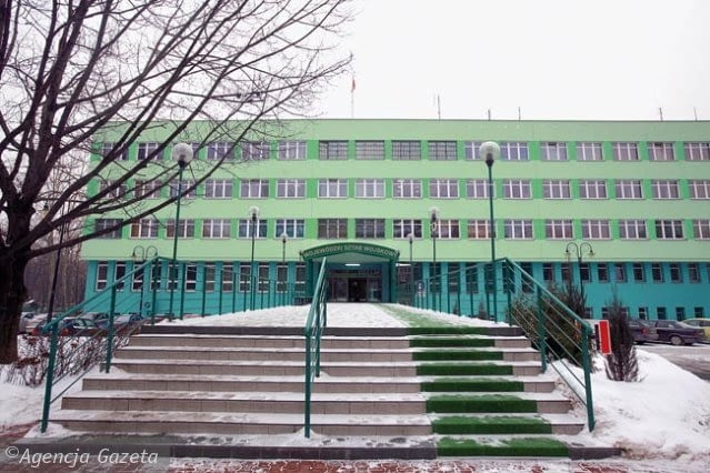 MAKABRYŁA: Wojewódzki Sztab Wojskowy w Katowicach. To kolejny przykład termomodernizacji, gdzie o kolorze elewacji może zdecydować każdy. Armia w ubiegłym roku wymalowała budynek na zielono. Internauci podejrzewali jakąś wojskową tajemnicę. Może teraz zacznie się etap maskowania ścian krzakami? Może dzięki farbie budynek będzie niewidoczny dla satelitów? A może odwrotnie? - Budynek musi być zielony, bo takie muszą być obiekty wojsk lądowych. A zresztą po paru miesiącach kolory przybledną - wyjaśniali wojskowi. 8.02.2010 KATOWICE , WOJEWODZKI SZTAB WOJSKOWY . FOT . DAWID CHALIMONIUK / AGENCJA GAZETA