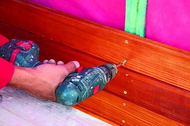 Montaż desek drewno na elewacji