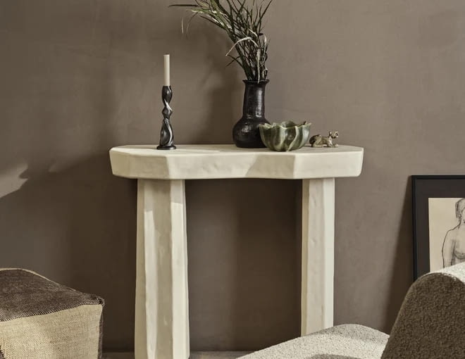 Konsola z betonu Staffa (Ferm Living), beton, włókno szklane, 100,80 x 33,40 cm, 4342,17 zł, scandinavianliving.pl