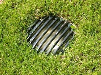 ... i lampa montowana w gruncie. LAMPA PUNKTOWA UMIESZCZONA W GRUNCIE OSWIETLAJACA TRAWNIK