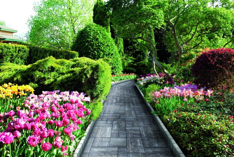 Duże, wygodne formaty płyt oraz unikalne rozłożenie barwy na kamieniach pozwalają tworzyć oryginalne przestrzenie. Doskonale sprawdzą się w strefie komunikacji i relaksu wokół domu