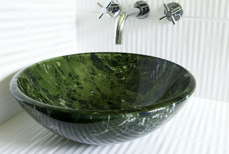 Szklana umywalka w zielonym kolorze umywalki nablatowe