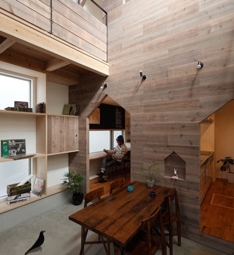 Projekt koncentruje się wokół wspólnej jadalni umieszczonej w samym sercu domu. Architekci zaaranżowali nad nią swobodną przestrzeń, która sięga najwyższej kondygnacji. dom, dom jednorodzinny, dom w Japonii, japoński design