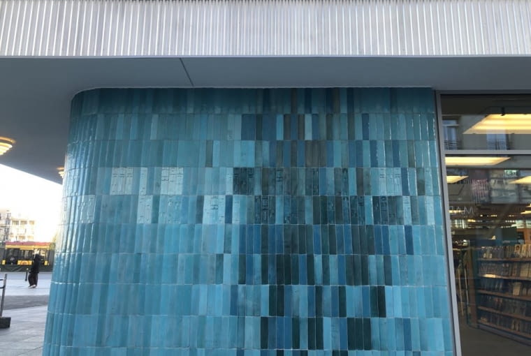 Mozaika Stanisława Kucharskiego w Empiku w dawnym pawilonie Cepelii Mozaika Stanisława Kucharskiego w Empiku w dawnym pawilonie Cepelii