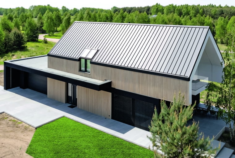 Bieżące trendy architektoniczne stawiają na odcienie stonowane, eleganckie i ponadczasowe – kolorystyka dachów staje się nie tylko dopełnieniem elewacji, ale częścią całej koncepcji minimalistycznej bryły