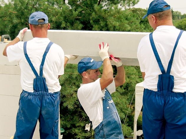 Wykonywanie nadproża z systemowych elementów w jednowarstwowej ścianie z betonu komórkowego Wykonywanie nadproża z systemowych elementów w jednowarstwowej ścianie z betonu komórkowego