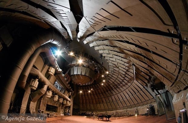 Półkoliste wnętrza z krętymi balustradami są jak żywcem wyjęte z filmów science fiction. 05.02.2010 ALWERNIA , WNETRZE JEDNEJ Z 13 KOPULEK - SALA DO NAGRYWANIA DZWIEKU , Z WIELKIM KONCERTOWYM FORTEPIANE STEINWAY NA SRODKU W STUDIO FILMOWYM ALVERNIA STUDIOS , FOT. ADAM GOLEC / AGENCJA GAZETA PLYTA KRAKOW NR 569