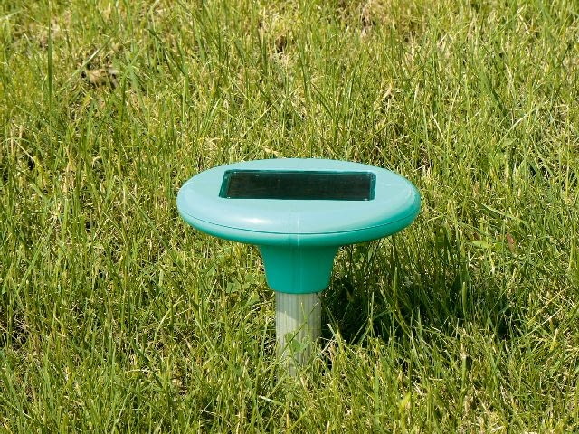 Odstraszacz dźwiękowy na krety i gryzonie zasilany baterią słoneczną Odstraszacz dźwiękowy na krety i gryzonie zasilany baterią słoneczną