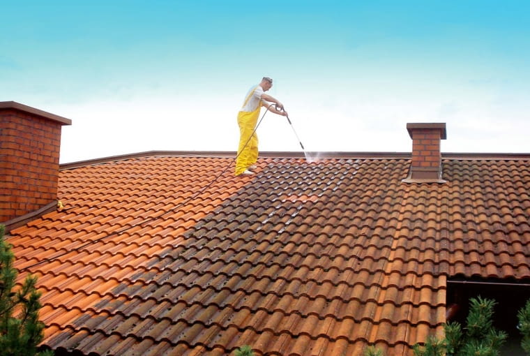 Mycie dachu wodą pod ciśnieniem wymaga wprawy, ponieważ może uszkodzić powierzchnię pokrycia Mycie dachu wodą pod ciśnieniem wymaga wprawy, ponieważ może uszkodzić powierzchnię pokrycia